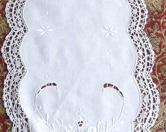 HAND EMBROIDERED DIEIE Bobbin lace point d'esprit Dinard White 35x70cm oval table runner