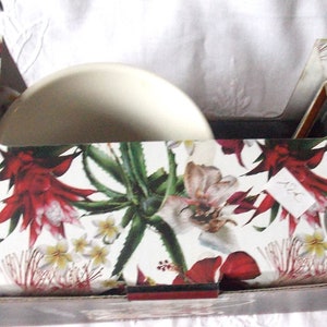 TAZA y platillo de té HIBISCUS entregados en una CAJA DE REGALO