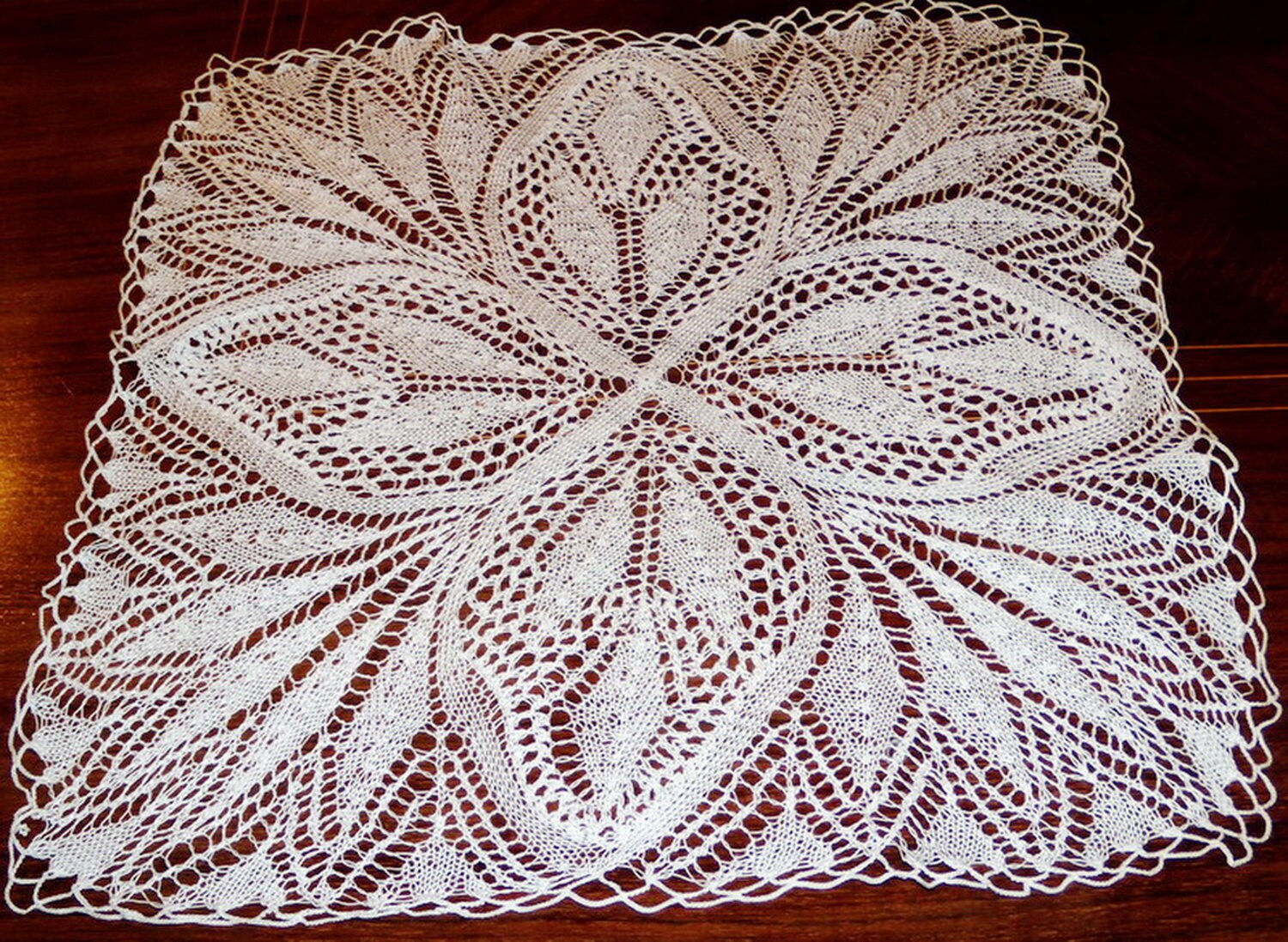 Napperon Tricot d'art Main Artisanat Français Création Sylvette Raisonnier Carré Blanc de 40 cm
