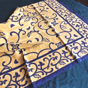 NAPPE  IMPRIMEE RECTANGULAIRE  jaune soleil avec arabesques  150X250