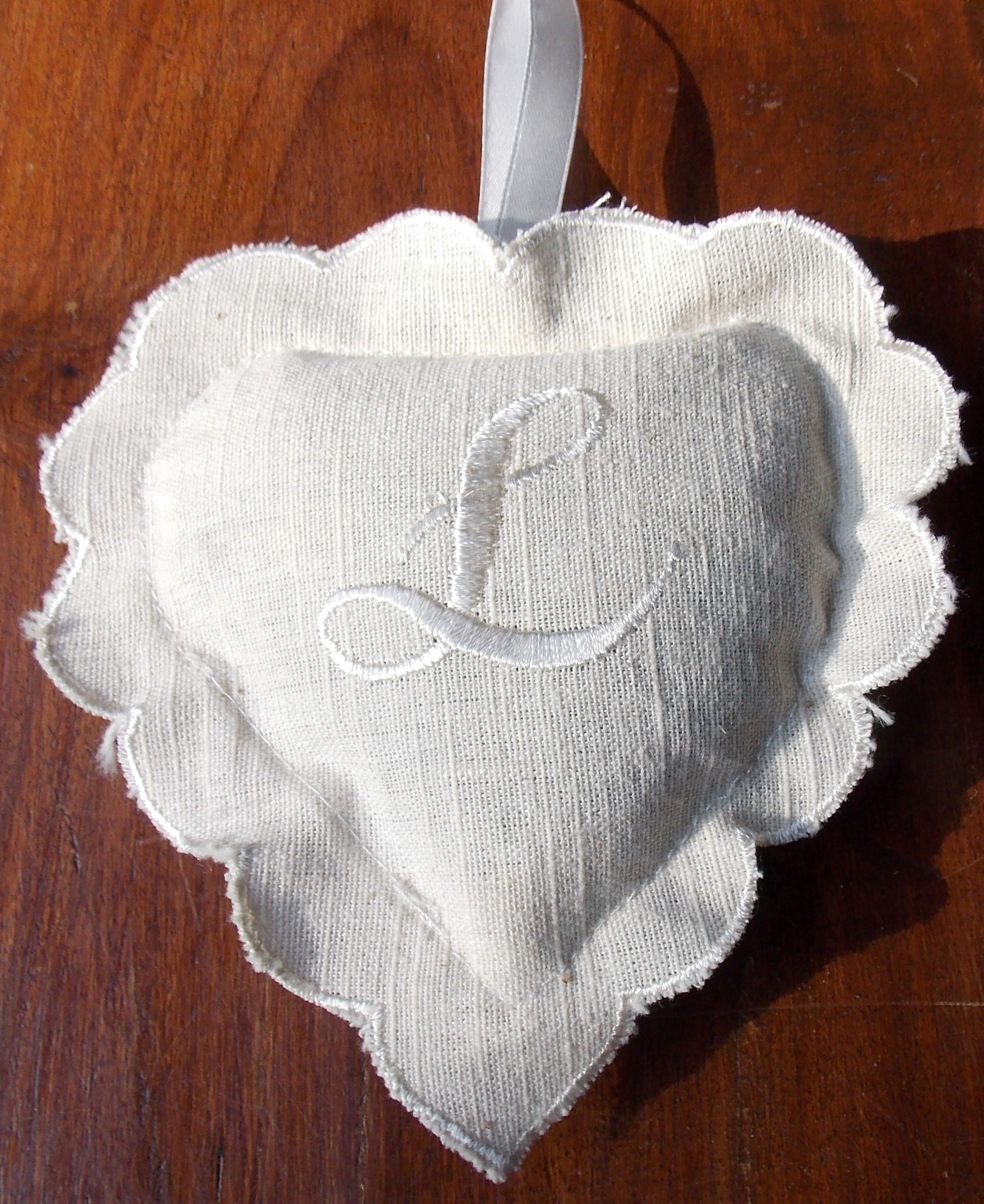 Sachet Coussinet Coeur Brodé Initiale Coton Ecru Lettre L