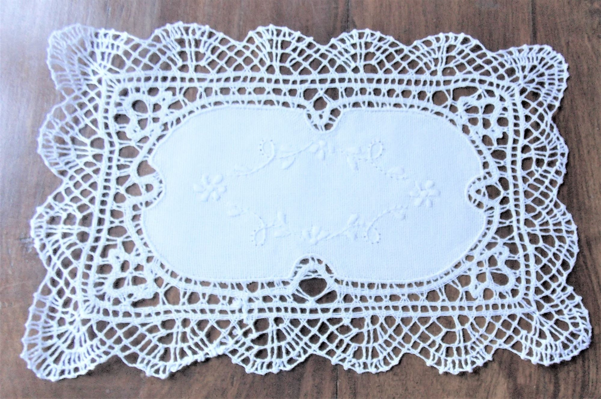 Napperon Brode Main Dentelle Aux Fuseaux Blanc de 20cmx30 sur Grosse Toile Rustica