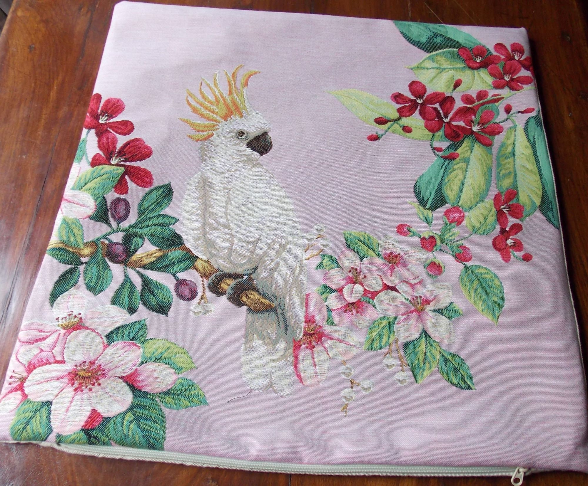 Housse de Coussin en Tapisserie Ara Blanc Dans Les Fleurs