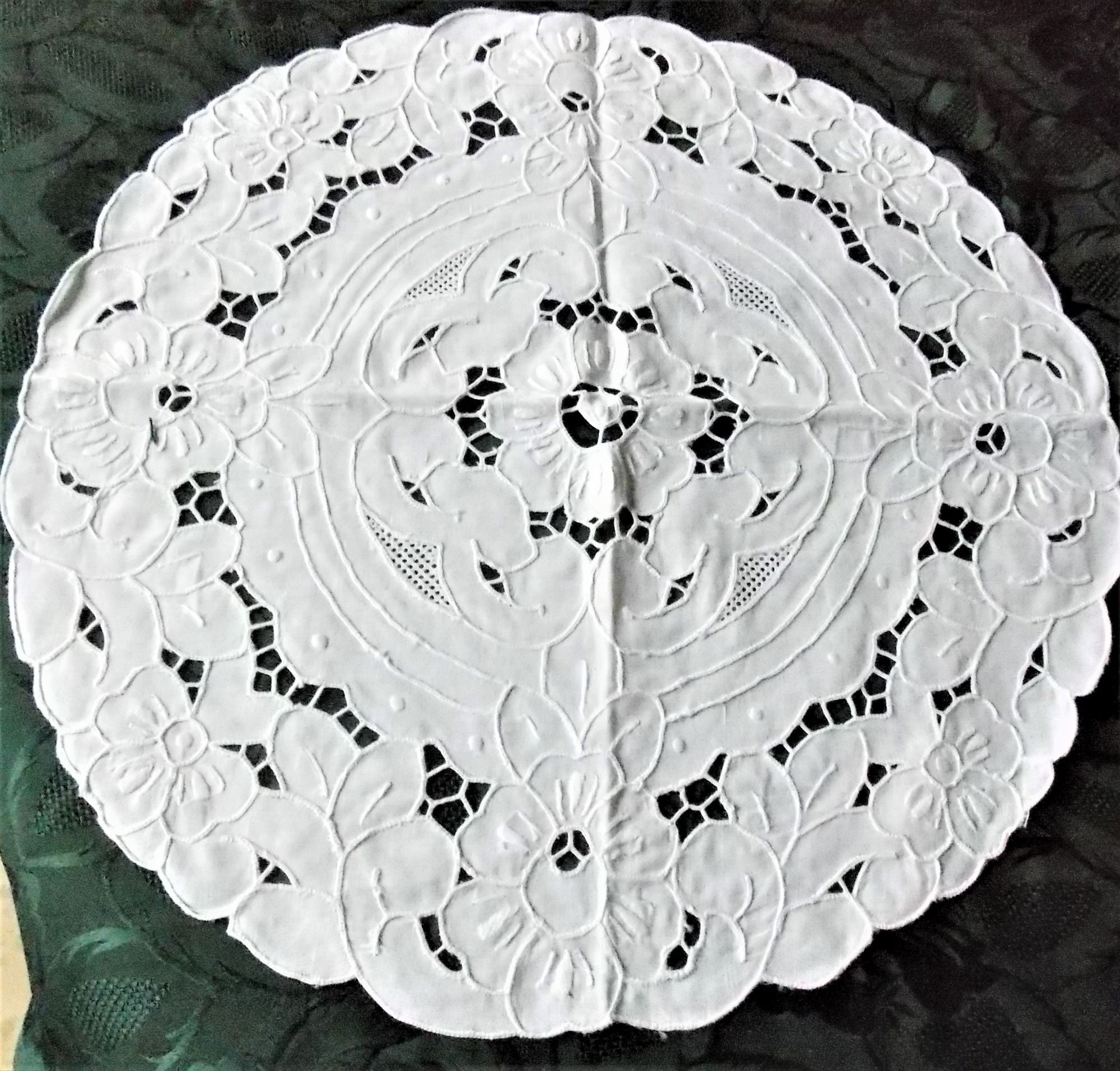 Napperon Brode Main Richelieu Blanc sur Lin Rond de 46 cm Rosace