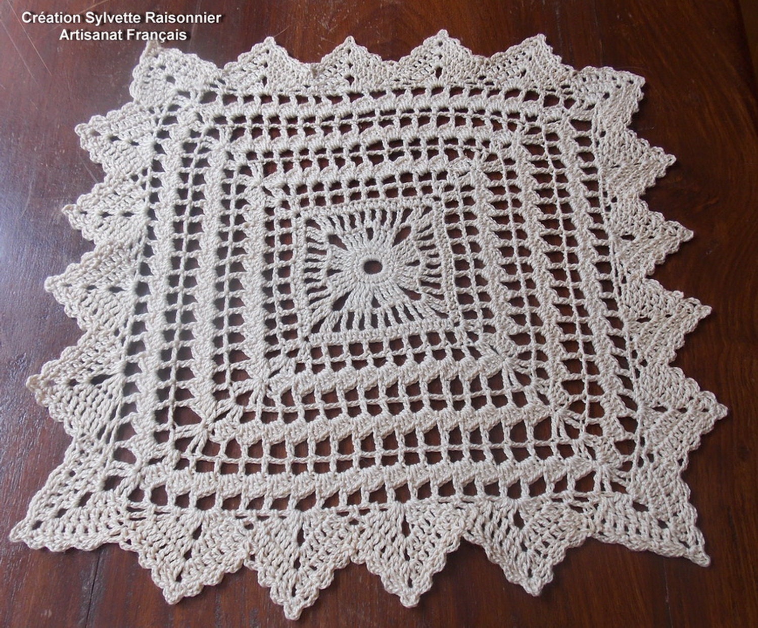 Napperon Crochet Main Artisanat Français Création Sylvette Raisonnier Carré Écru de 30