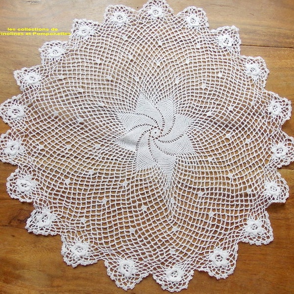 NAPPERON CROCHET D'ART fabrication artisanale fil fin rond blanc de 33 cm