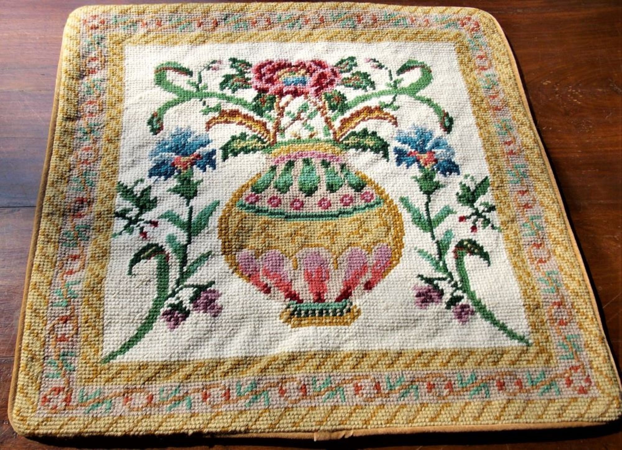 Housse de Coussin Entièrement Brodée Main Au Petit Point Le Vase Rond sur Fond Beige