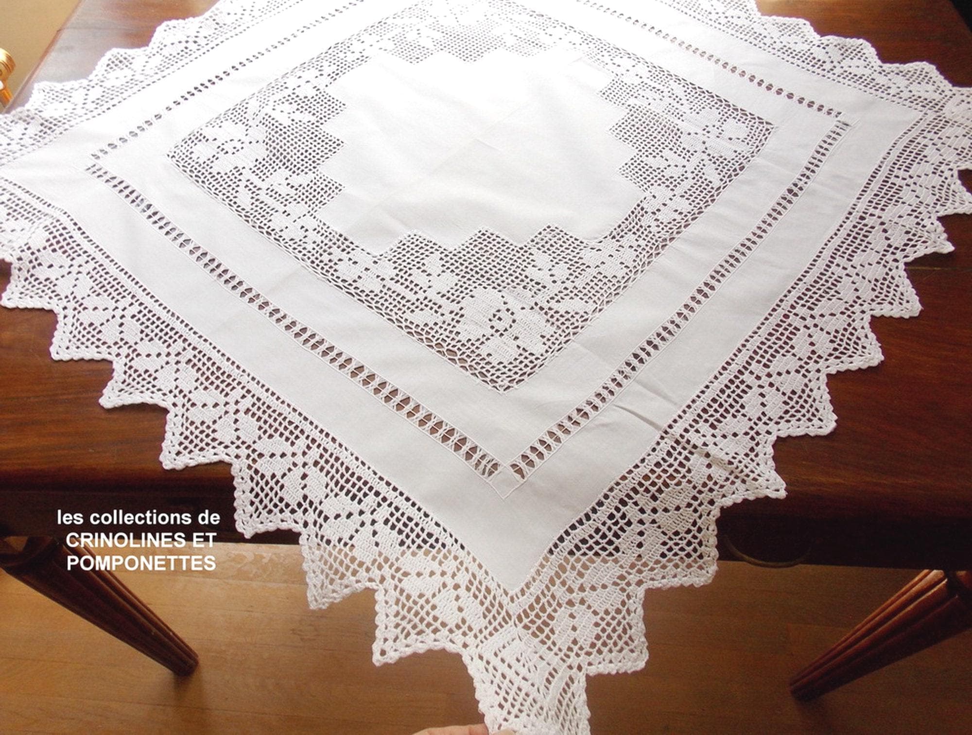 SUSPENSION CROCHET MAIN artisanat français création sylvette Raisonnier modèle pompillon 30cm - France