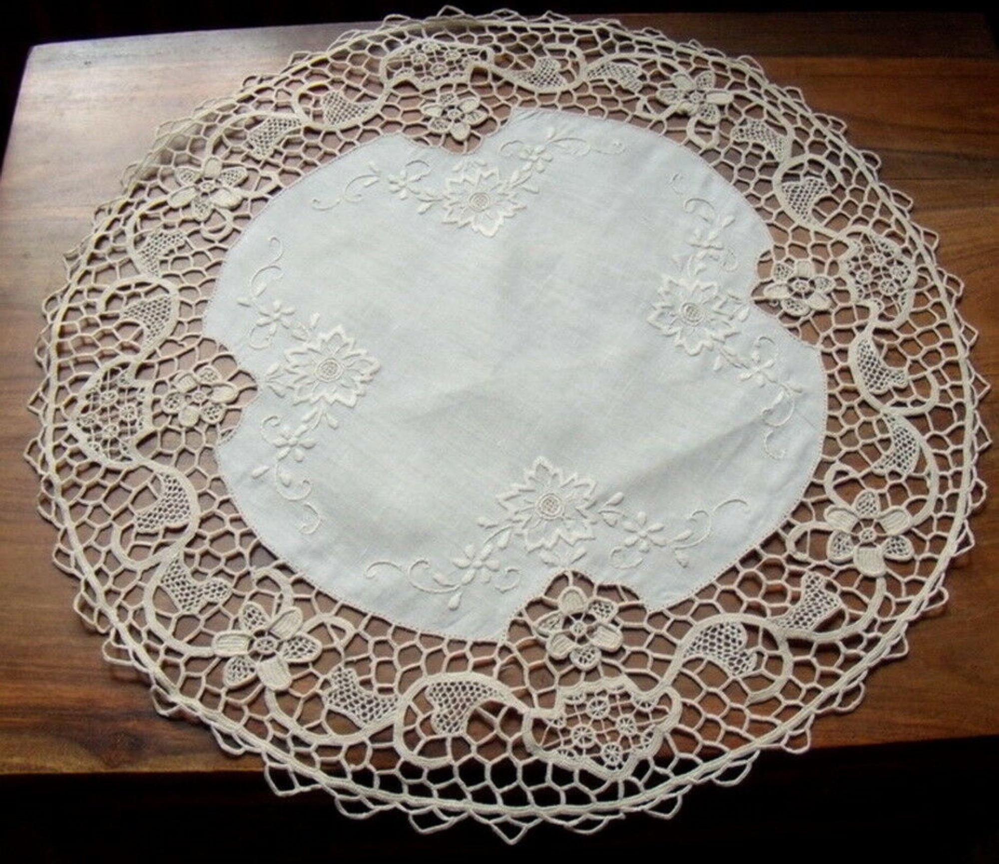 Napperon Brodé Main à L'aiguille Jours de Venise Ecru Rond 48 Aristee