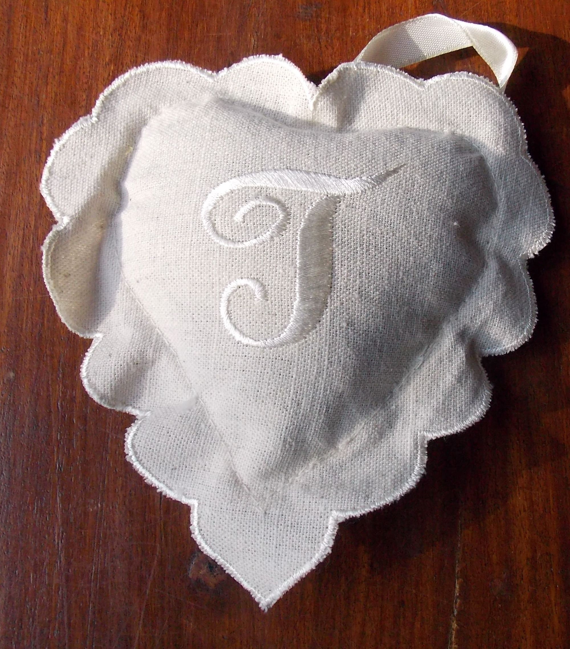 Sachet Coussinet Coeur Brodé Initiale Coton Ecru Lettre J