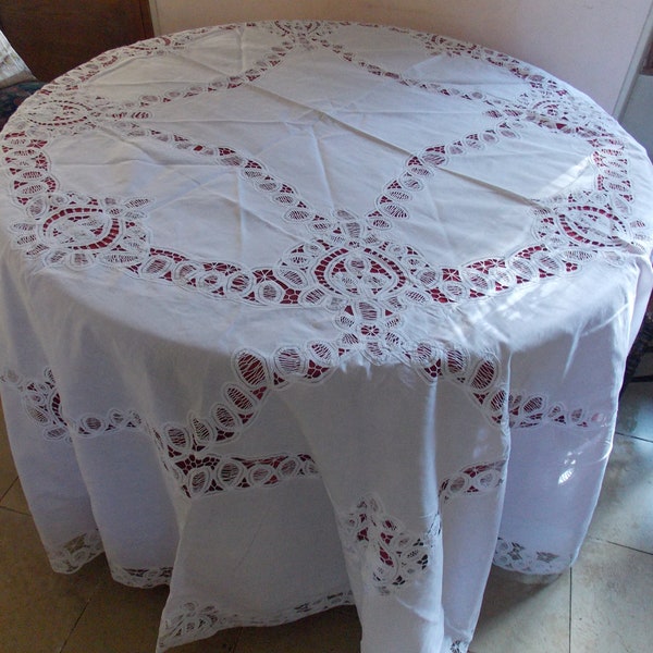 NAPPE SERVICE de TABLE bRODE mAIN rENAISSANCE rond blanc de 2.60m de diamètre.