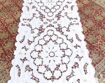 URANIE Hand-embroidered rectangular table runner in Richelieu pattern on linen, 40cm x 80cm
