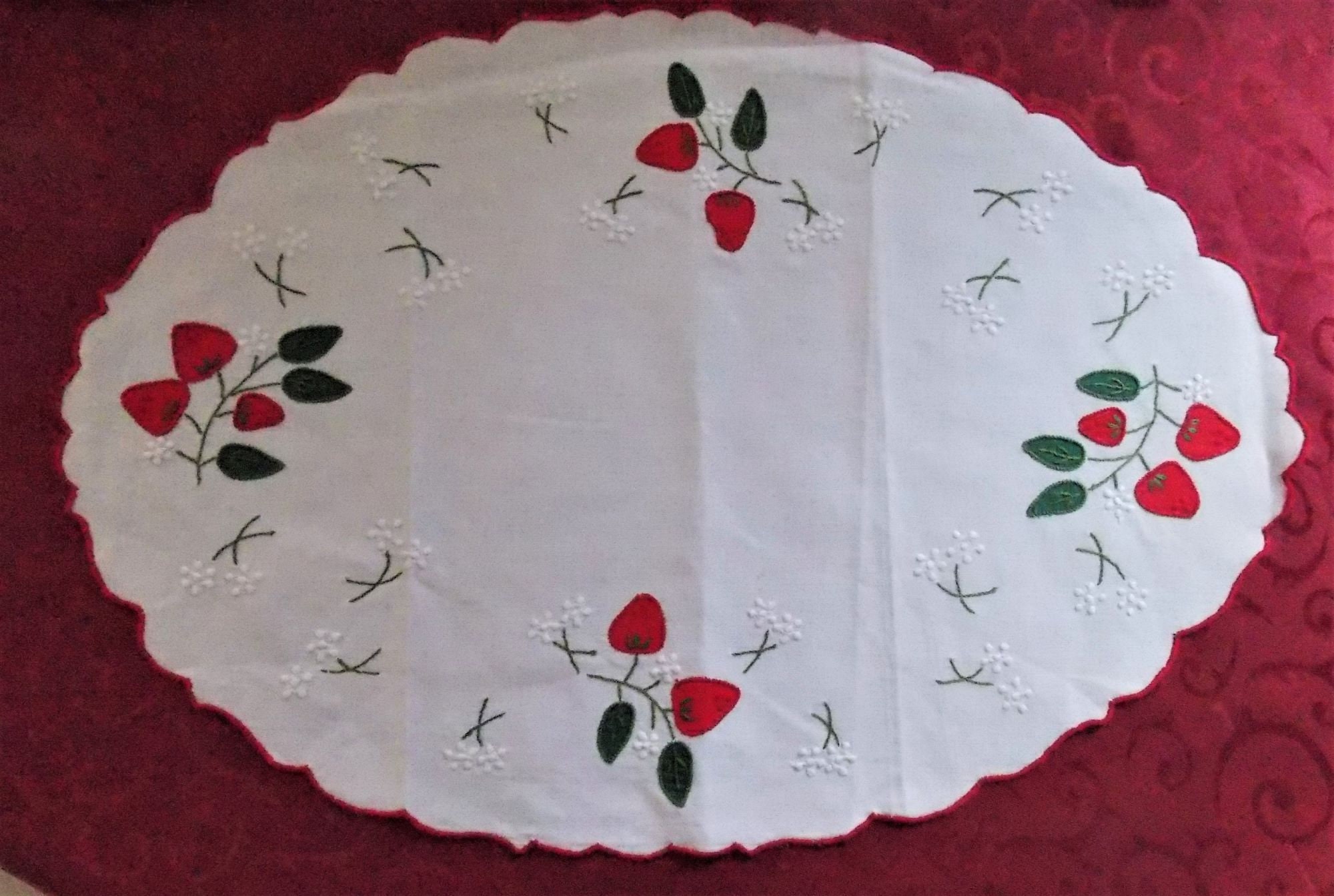 Napperon Brodé Main Les Fraises Ovale 35x50 Super Prix