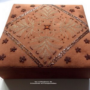 BOITE COFFRET BIJOUX capitonnée de suédine  brodée main de fils d'or lurex  sequins et perles