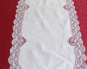 HAND EMBROIDERED DIEIE with bobbin lace point d'esprit Dinan White 40X 170 Oval table runner