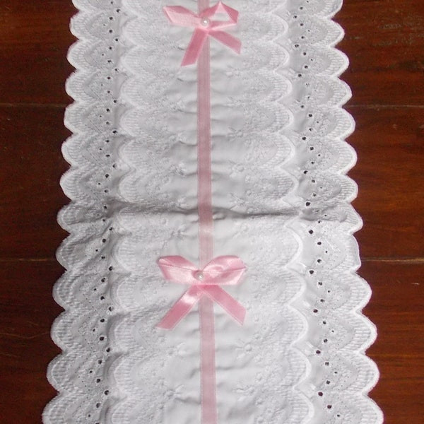 PORTE ROULEAUX PAPIER toilette brodé main en broderie anglaise  blanc et rose  3 places