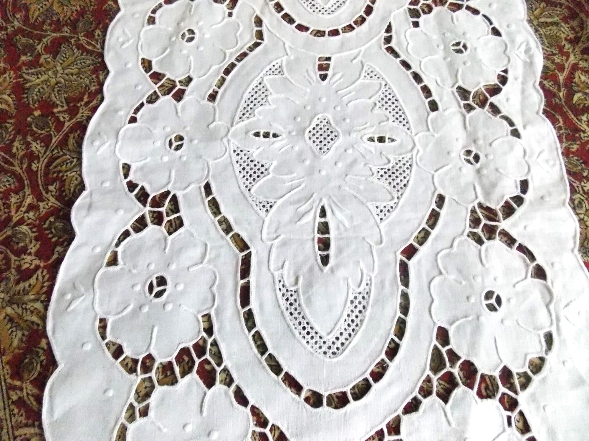 Chemin De Table Ovale Tiphaine, Broderie Main Richelieu Sur Lin, 36x84, Blanc, Neuf Sans étiquette