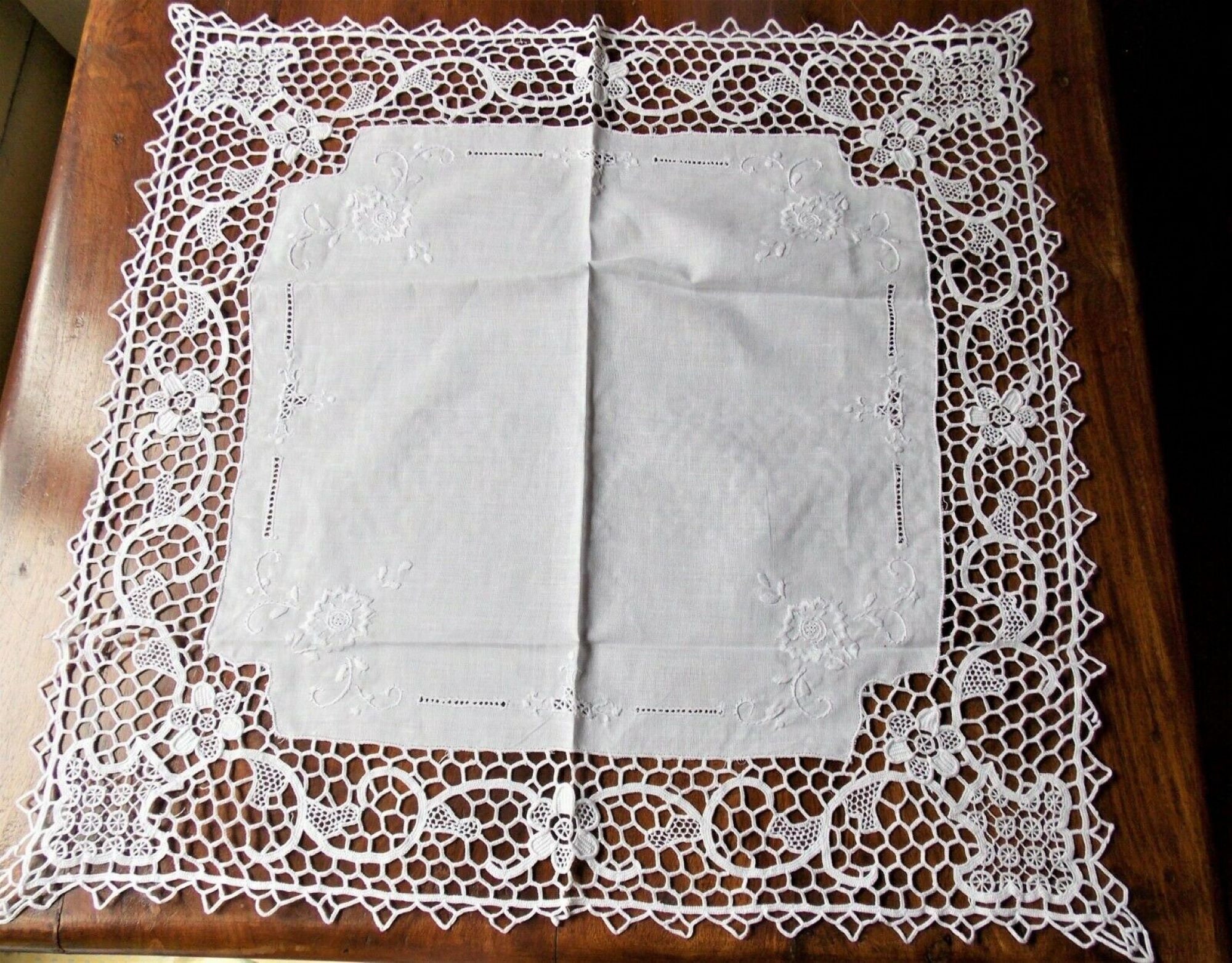Napperon Brodé Main à L'aiguille Jours de Venise Blanc Aristee Carre 59/60