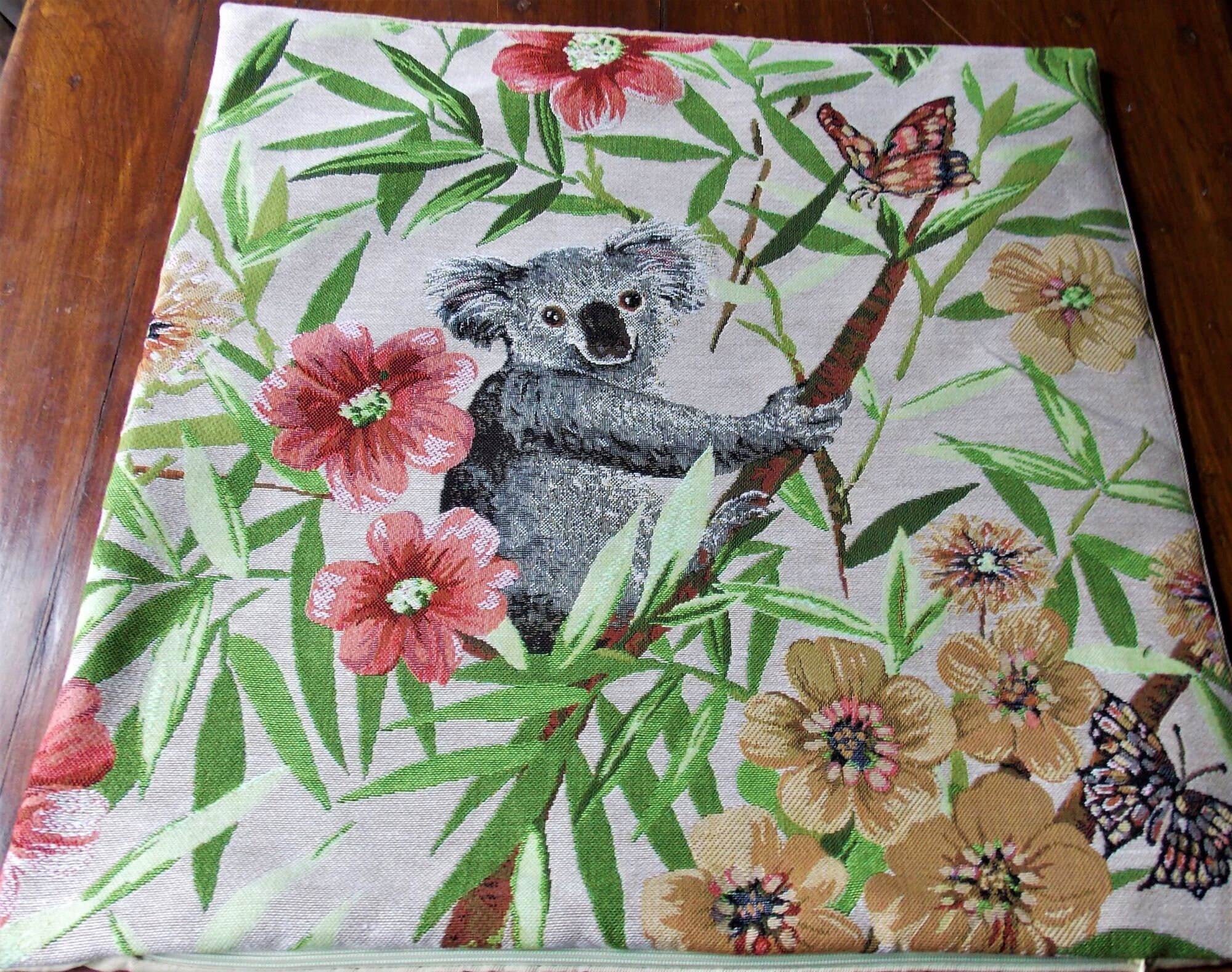 Housse de Coussin en Tapisserie Petit Koala Dans Son Arbre
