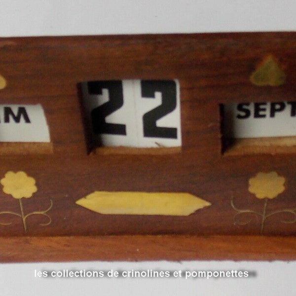 EWIGER KALENDER aus HOLZ mit Messingeinlagen und Gravurplatte