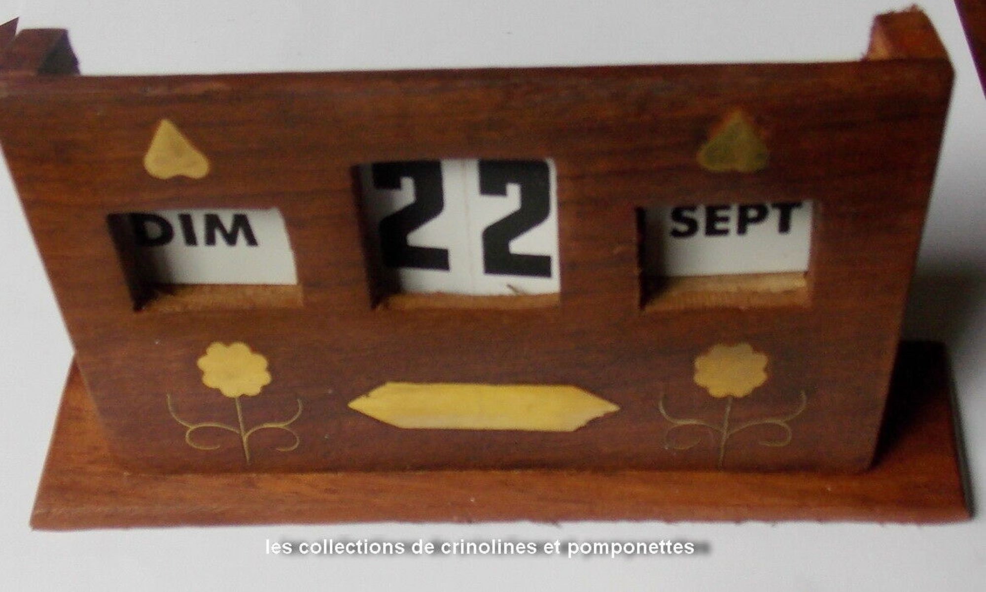 Calendrier Perpetuel en Bois Incrustations de Laiton et Plaque à Graver