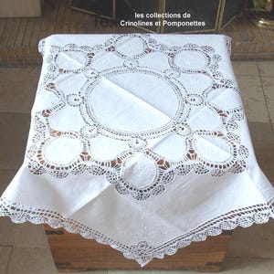 HANDGESTICKTE TISCHDECKE, 90 cm, quadratisches Tischmittelstück, bestickt mit einer Cluny-Nadelspitze