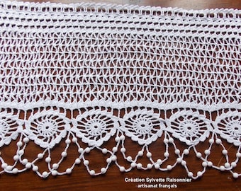 BRISEBISE rideau  CROCHET MAIN   artisanat français création sylvette Raisonnier modèle   à  perles  paminette