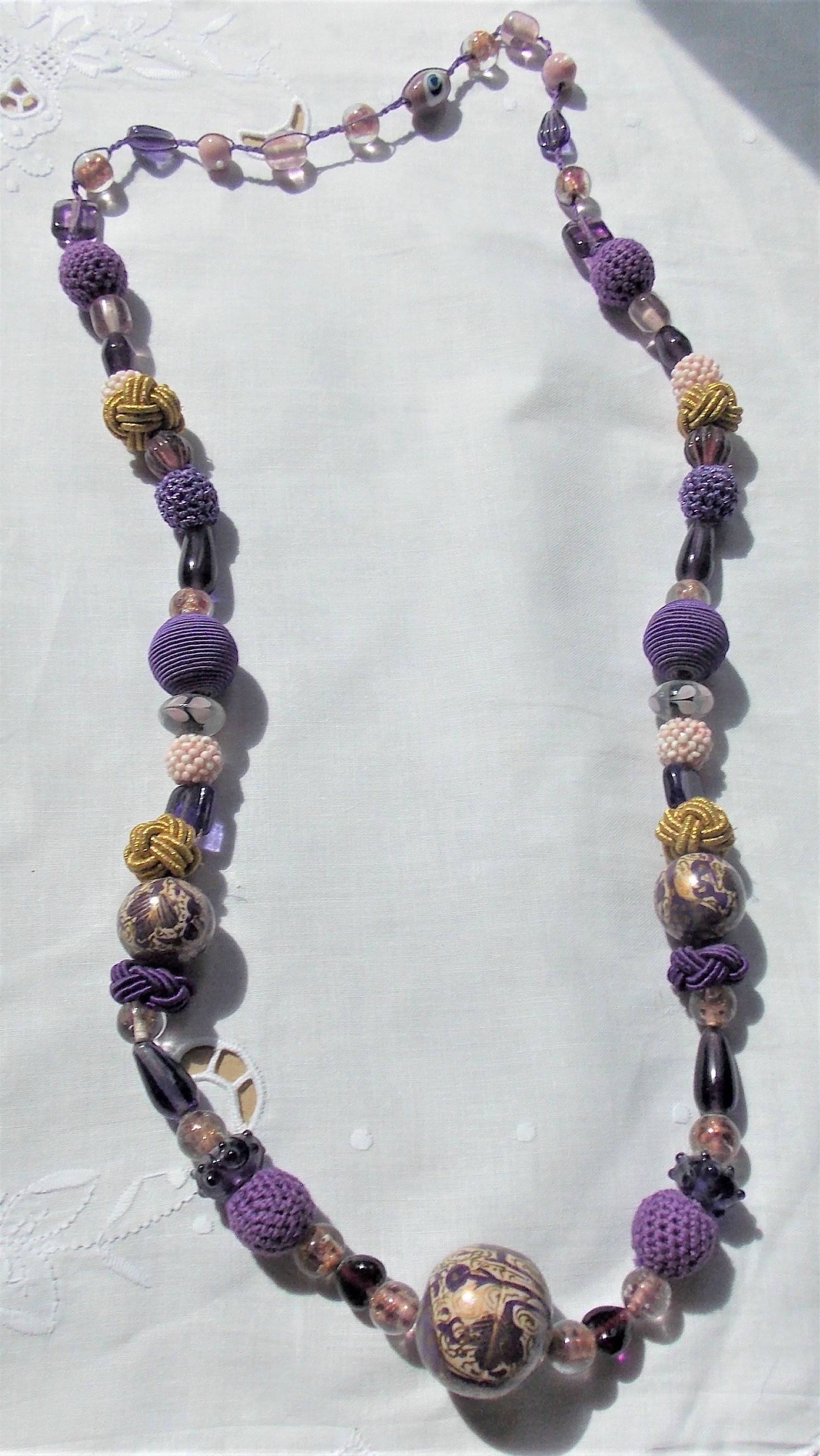 Collier Sautoir Artisanal Crochet Et Perles De Verre - Création Sylvette Raisonnier - Style Bohème Mauve/or
