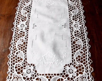 Hand-embroidered Venetian lace doily, white, rectangular, 32cm x 55cm, Aristee
