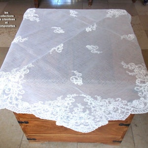 BESTICKTE TISCHDECKE, quadratische Mitteltischdecke auf cremefarbenem Polyesterschleier