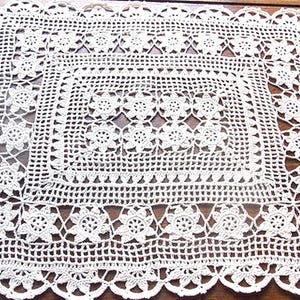 Hand-crocheted doily, French craftsmanship, Sylvette design, rectangular, 35x50 cm, ecru