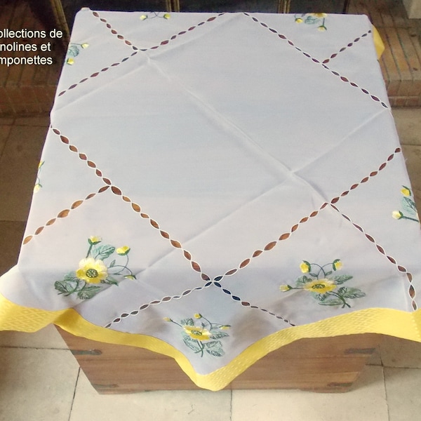NAPPE BRODEE   surnappe centre de table  RENONCULES  sur voile de polyester  carré de 85 de côté