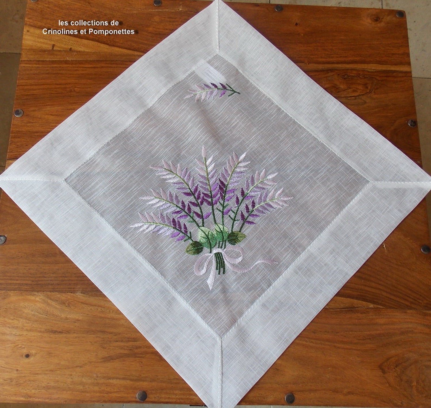 Napperon Carre Brodé en Voile de Polyester 35x35 Bouquet Lavandes