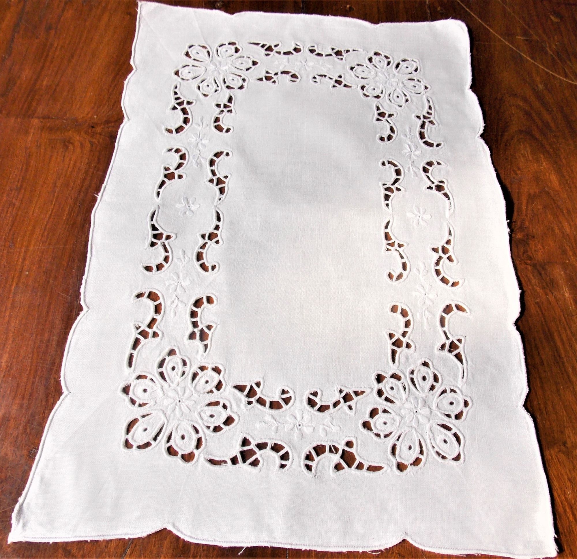 Napperon Brode Main Richelieu Blanc Rectangulaire 29cmx 42 Margot