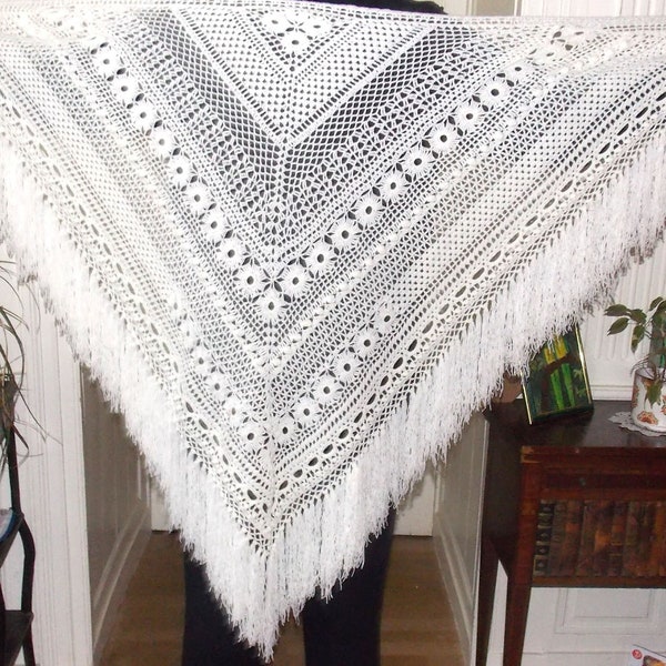 GRAND CHALE CROCHET  fait main création Sylvette Raisonnier artisanat français  disponible de suite  blanc cassé  gady