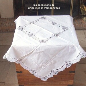 HANDGESTICKTE TISCHDECKE 90 cm quadratisches Tischmittelstück bestickt mit Cluny-Stich Alix-Nadelspitze