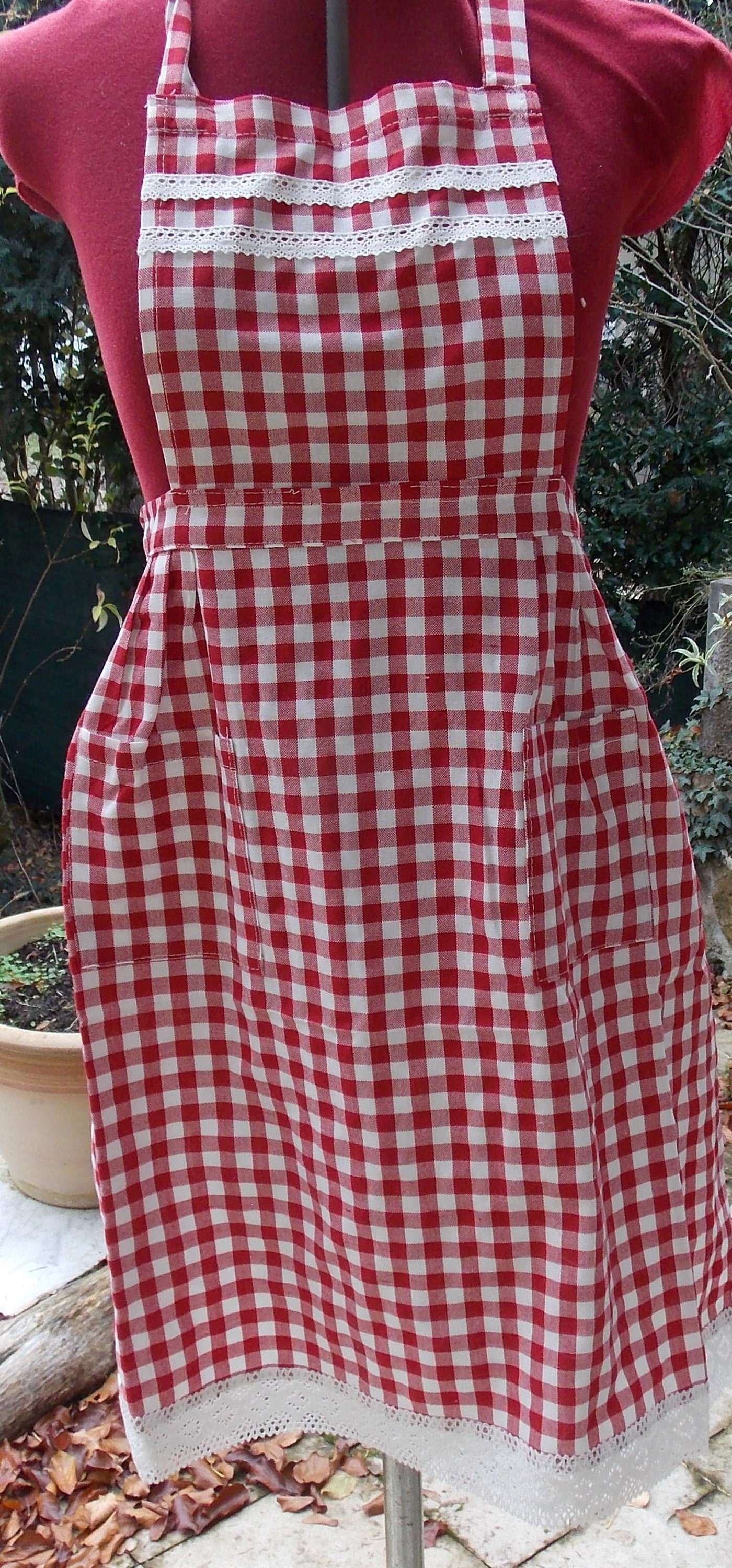 Tablier de Cuisine à Carreaux Rouges et Blanc Décor Dentelle Du Puy Le Tablier La Mère Jane