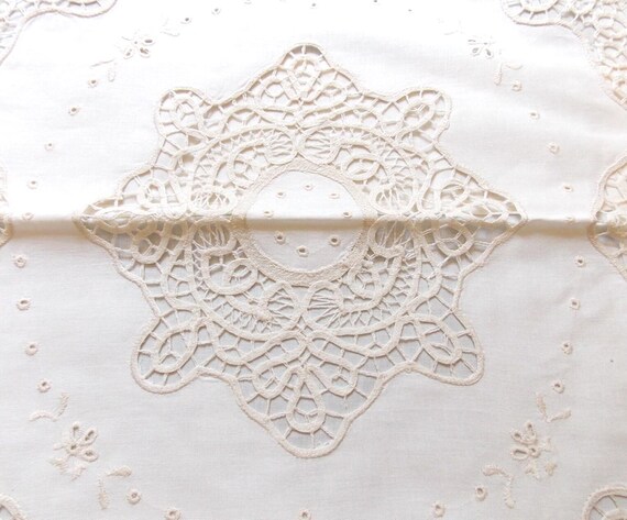 HOUSSE DE COUSSIN BRODEE MAIN DENTELLE AUX FUSEAUX CLUNY BLANC 40 CM