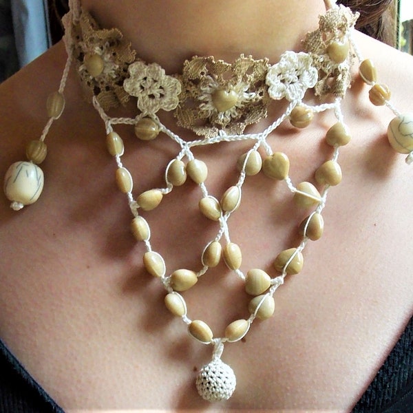 COLLIER CROCHET CREATION  S Raisonnier  plastron les coeurs beige