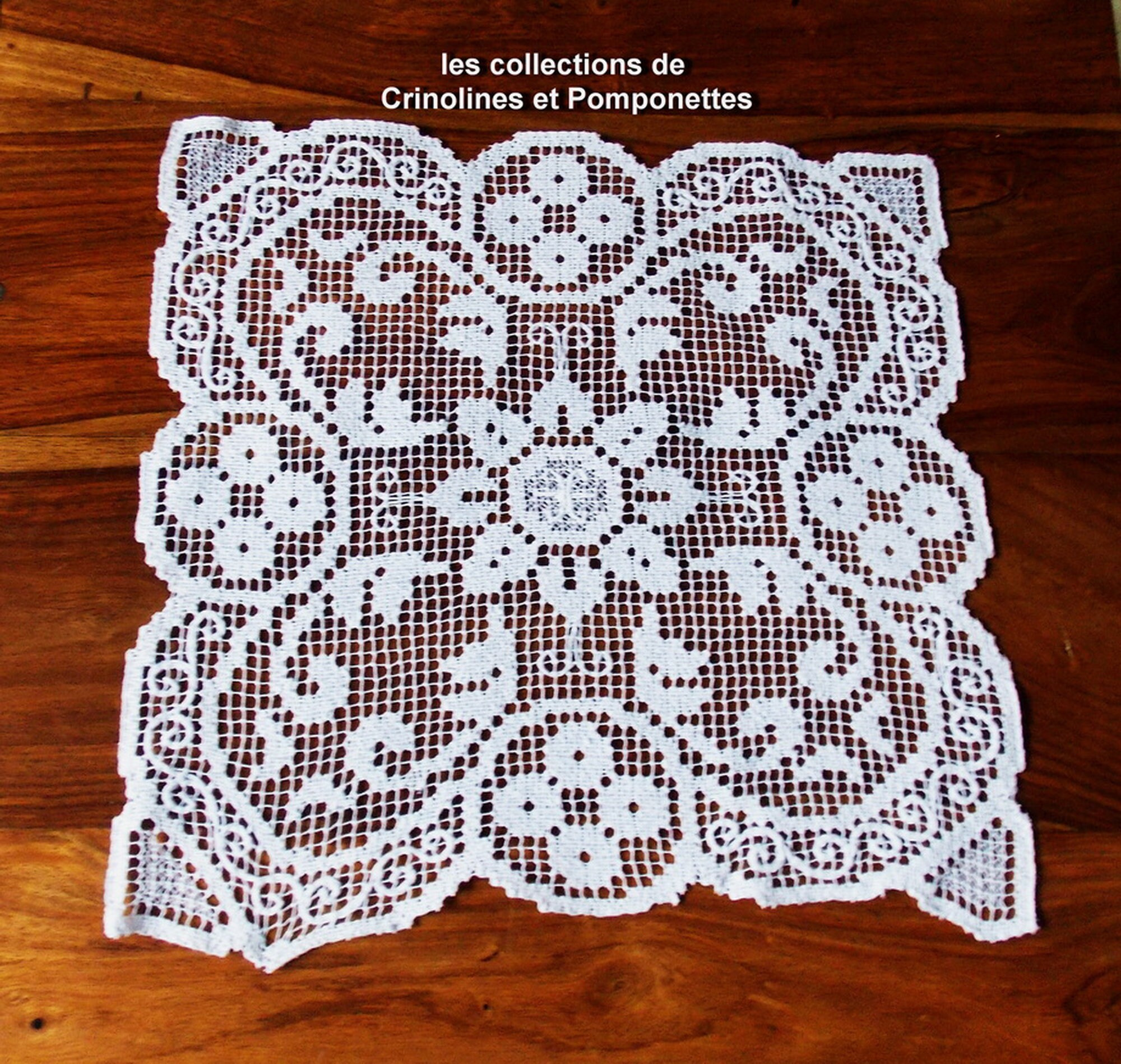 Napperon Brode Main sur Filet Carré Blanc de 33cm