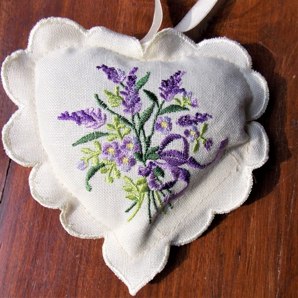 COUSSINET COEUR broderie main  LAVANDES  ecru