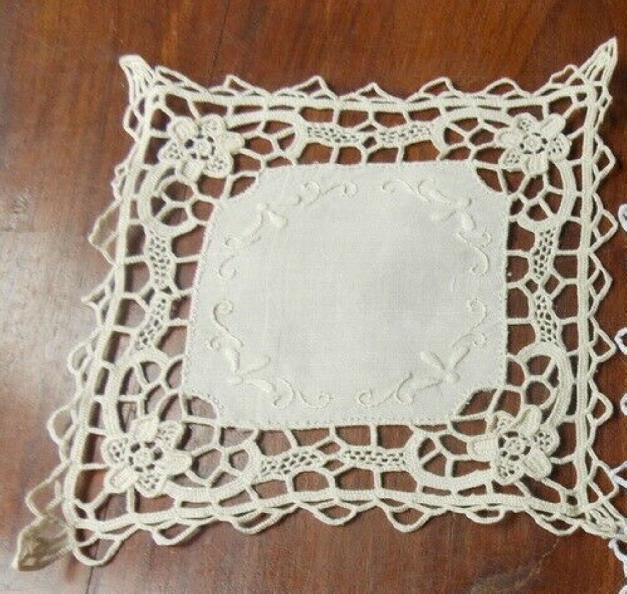 Napperon Brodé Main à L'aiguille Jours de Venise Carré 18 cm Côté Ecru Aristee