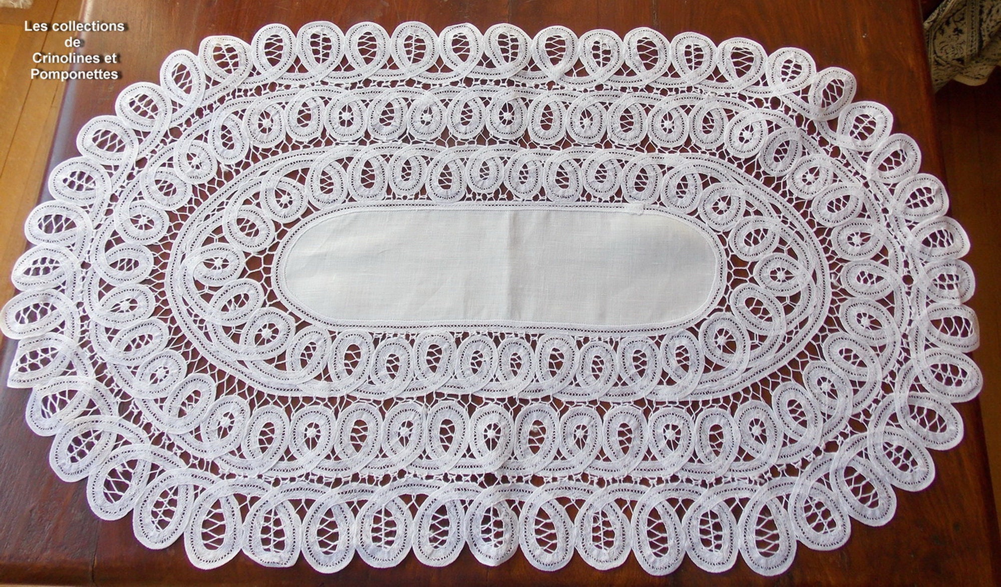 Napperon Dentelle Renaissance Brodé Main sur Lin Ovale 40x 70