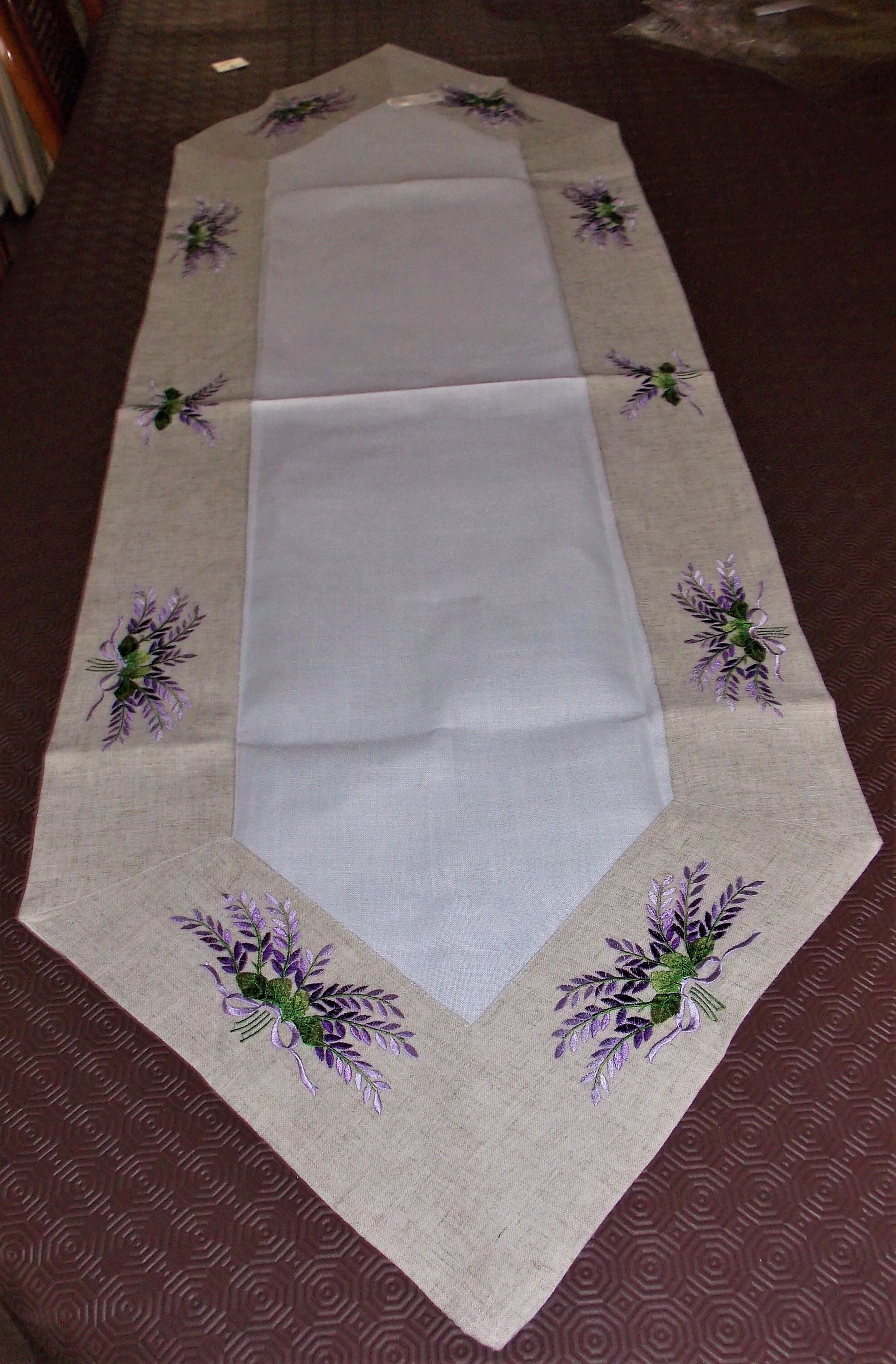 Chemin Brode sur Polylin 2 Tons 50x150 Finition en Pointe Lavandes