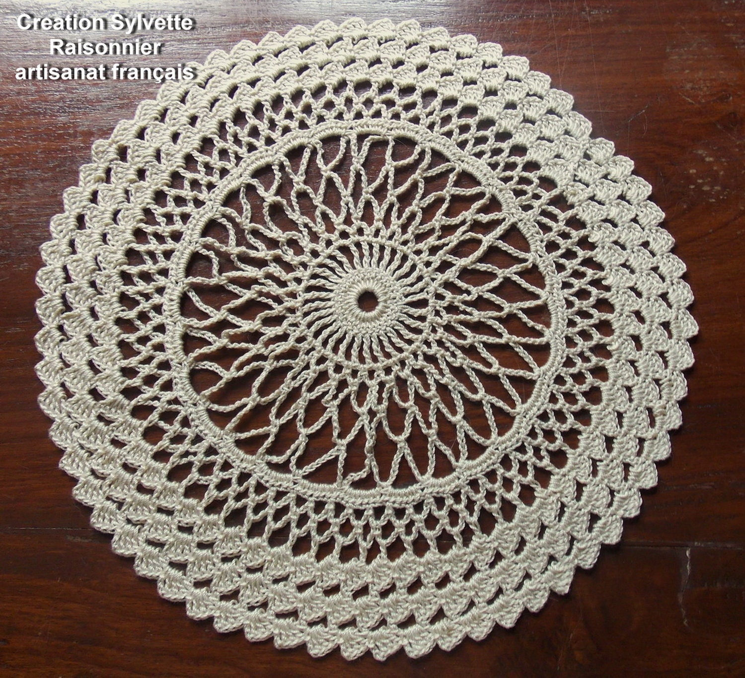 Napperon Crochet Main Artisanat Français Création Sylvette Raisonnier Ecru Rond de 22cm