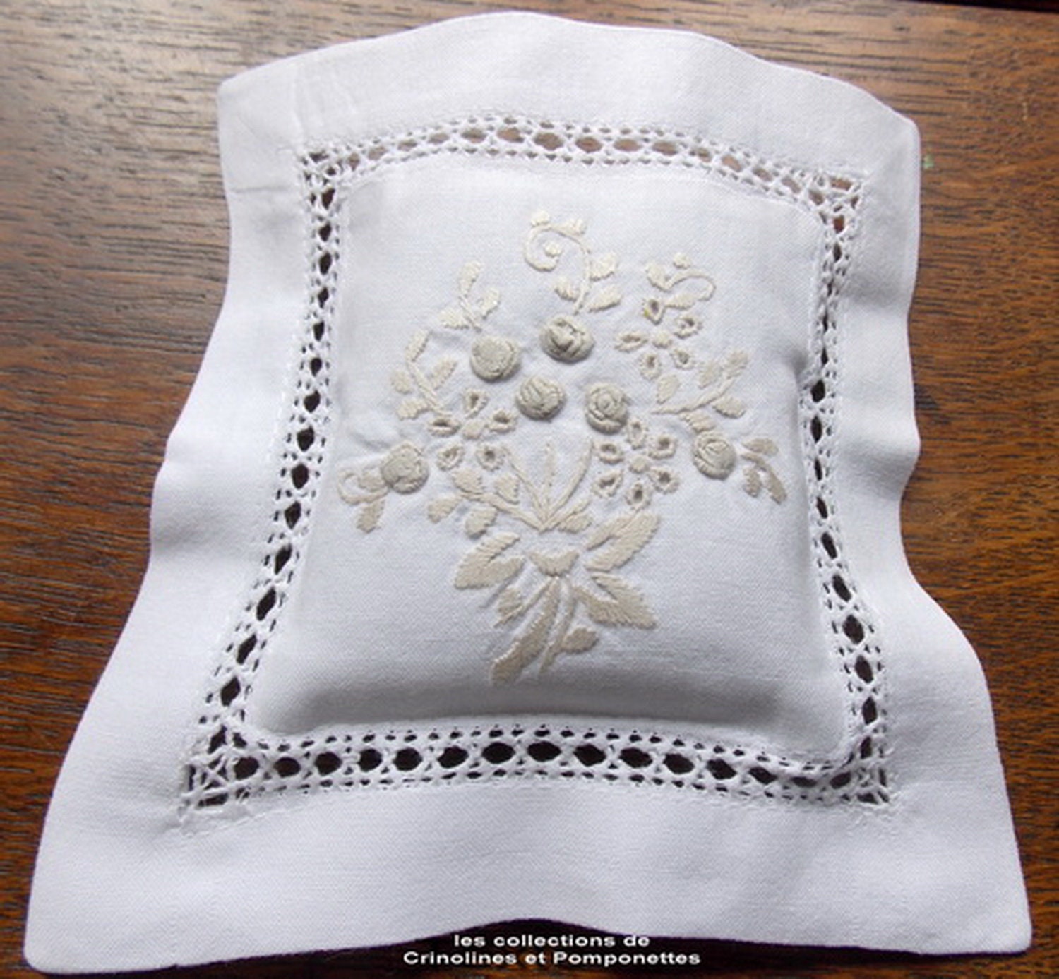 Coussinet Brode Main Garni de Lavande Provence Broderie Pompons Beige sur Fond Blanc