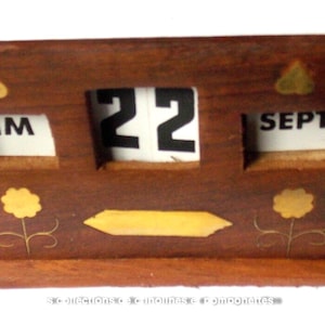 CALENDRIER PERPETUEL en BOIS incrustations de laiton et plaque à graver