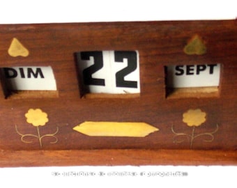 Perpetual wooden calendar with brass inlays and an engraving plate