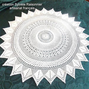 COUSSIN ARTISANAT FRANCAIS CREATION S RAISONNIER CROCHET D'ART CARRE DE 40 CM