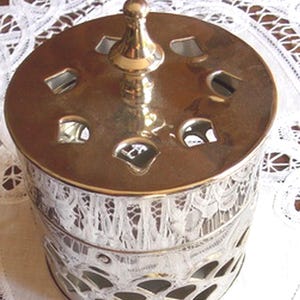 Caixa de colecionador artesanal vazada para potpourri e fragrâncias.